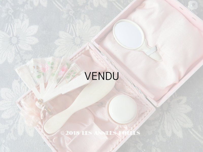 画像1: アンティーク ドール用小物 ピンクのコフレ 薔薇模様のファン & ミラー & ブラシ & ケース