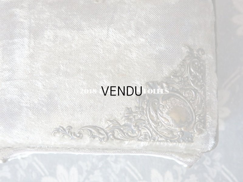 画像10: 19世紀 アンティーク ミラー付シルクベルベットのバッグ ネイルケア＆裁縫道具のセット入り グレイッシュグリーン