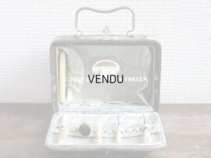 画像4: 19世紀 アンティーク ミラー付シルクベルベットのバッグ ネイルケア＆裁縫道具のセット入り グレイッシュグリーン