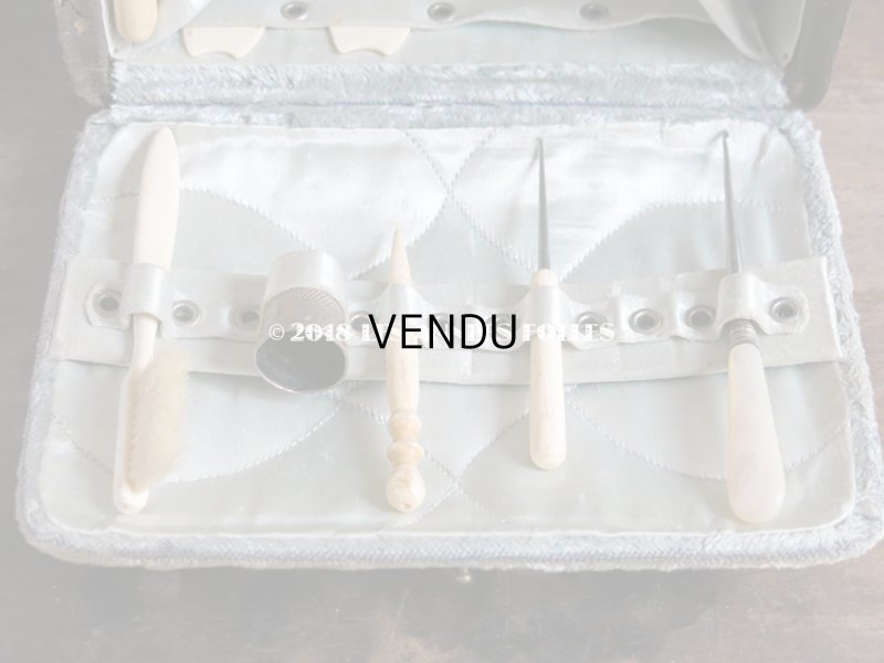 画像8: 19世紀 アンティーク ミラー付シルクベルベットのバッグ ネイルケア＆裁縫道具のセット入り グレイッシュグリーン