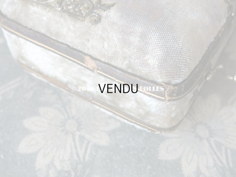 画像11: 19世紀 アンティーク ミラー付シルクベルベットのバッグ ネイルケア＆裁縫道具のセット入り グレイッシュグリーン