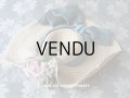アンティーク ドール用 ストローハット グレイッシュブルーのリボン & 淡いピンクの薔薇の布花
