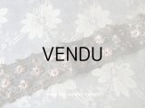 1920年代 アンティーク 花刺繍入り メタルの装飾 ピンクベージュ アールデコ 