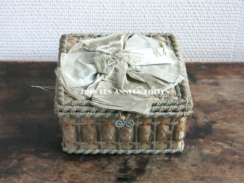 画像2: 19世紀 アンティーク お菓子箱 パールブルーのリボン ドラジェ & チョコレート 