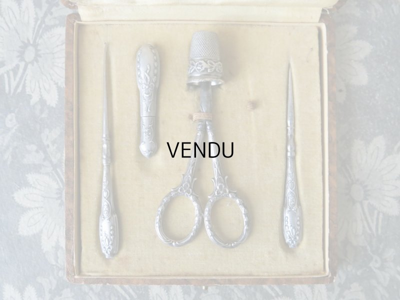 画像3: 1930年代 アンティーク シルバー製 リボン柄のソーイングセット 裁縫道具