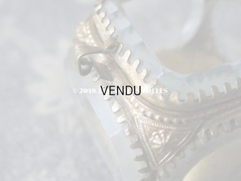 画像14: アンティーク 小さなジュエリーボックス 淡いマスタードカラーのシルク製クッション