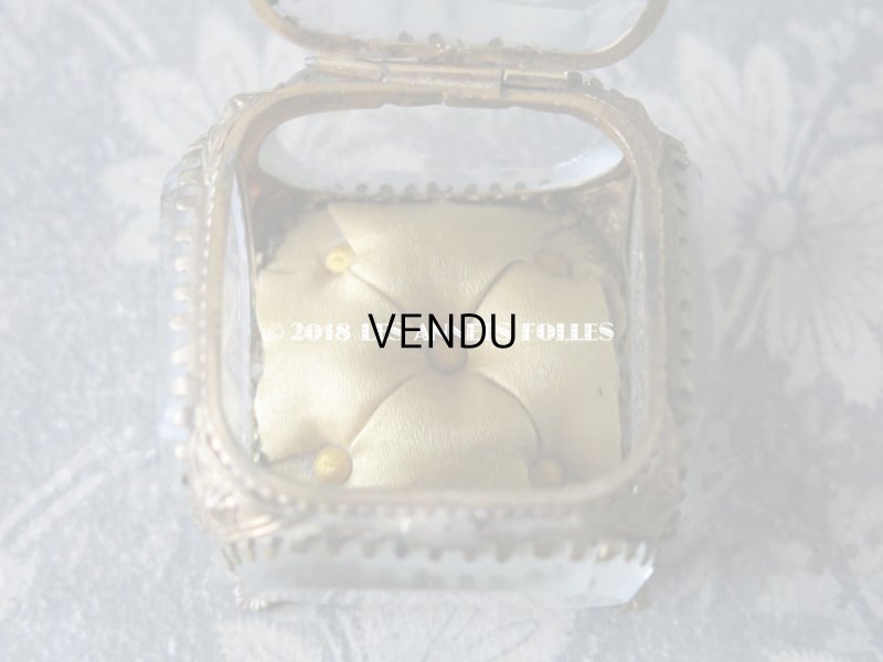 画像13: アンティーク 小さなジュエリーボックス 淡いマスタードカラーのシルク製クッション