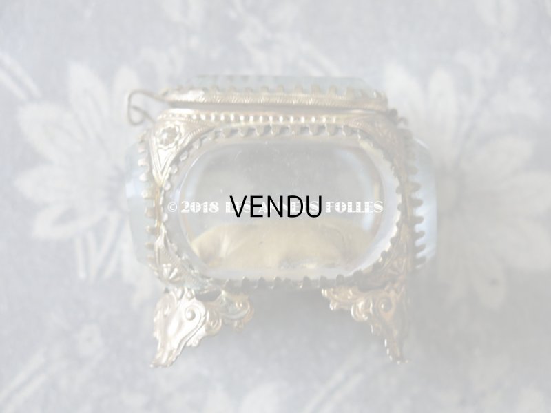 画像9: アンティーク 小さなジュエリーボックス 淡いマスタードカラーのシルク製クッション