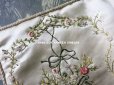 画像7: アンティーク シルク製 ハンキーケース 薔薇の花かご & ガーランド リボン刺繍  ハンカチ用ポシェット 