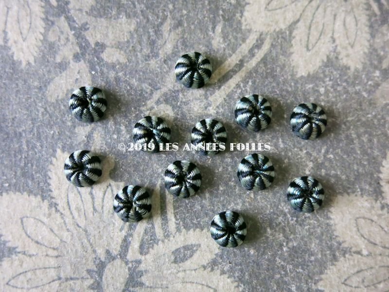 画像2: 19世紀 アンティーク ドール用　極小 シルク製 くるみボタン 8mm 黒＆淡いブルー 5〜6ピース