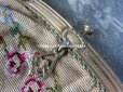 画像2: 19世紀末 アンティーク  オモニエール 薔薇模様 ニードルポイント 天使のモチーフ付 シャンパンゴールドのフレーム (2)