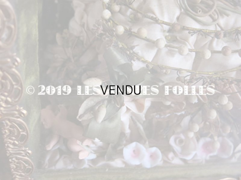 画像6: 19世紀末 アンティーク グローブ・ド・マリエ  ピンクのクッション＆ワックスフラワー 天使＆ロカイユ装飾のフレーム