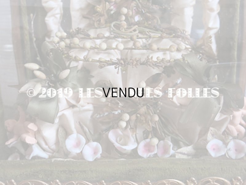 画像5: 19世紀末 アンティーク グローブ・ド・マリエ  ピンクのクッション＆ワックスフラワー 天使＆ロカイユ装飾のフレーム