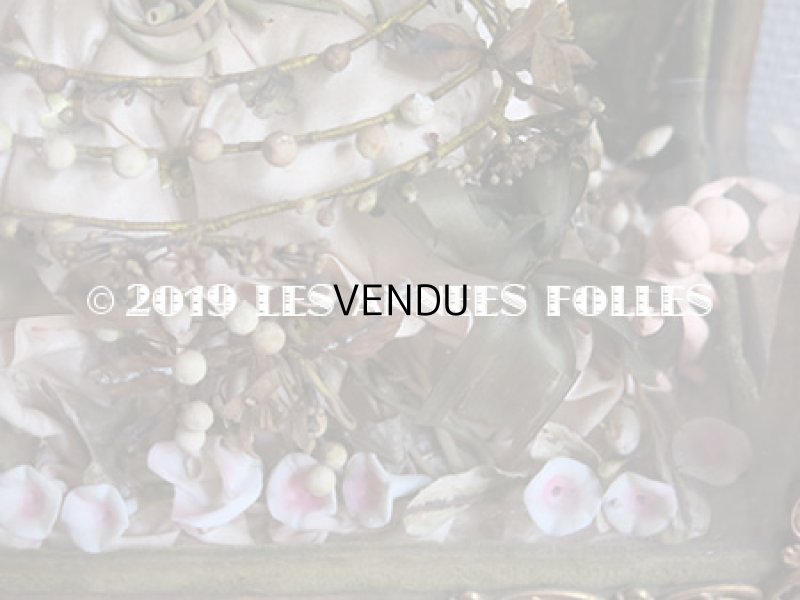 画像7: 19世紀末 アンティーク グローブ・ド・マリエ  ピンクのクッション＆ワックスフラワー 天使＆ロカイユ装飾のフレーム