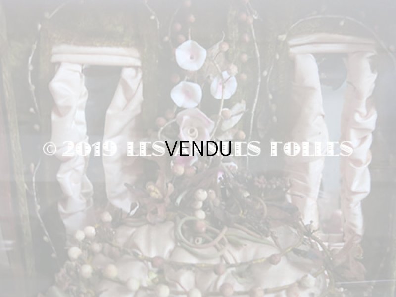 画像3: 19世紀末 アンティーク グローブ・ド・マリエ  ピンクのクッション＆ワックスフラワー 天使＆ロカイユ装飾のフレーム