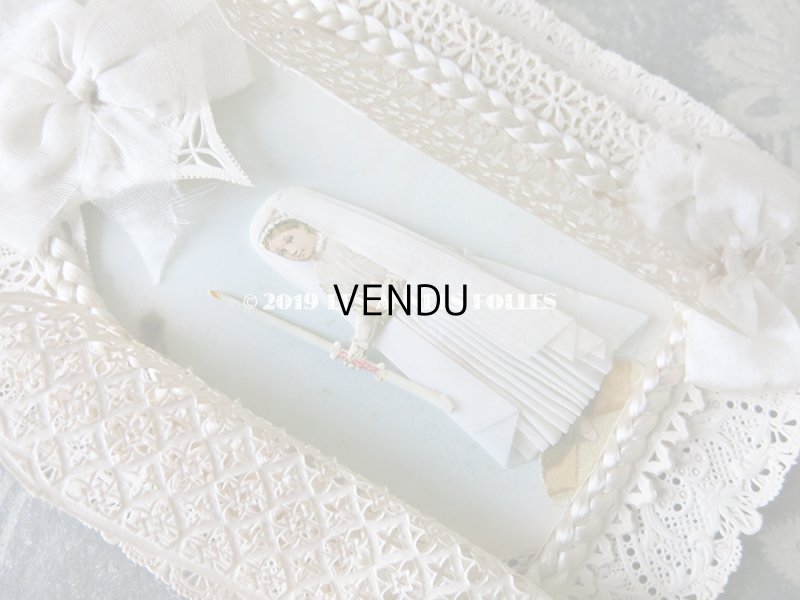 画像4: アンティーク  初聖体の立体カニヴェ コミュ二オンの少女 リボンが結ばれた扉