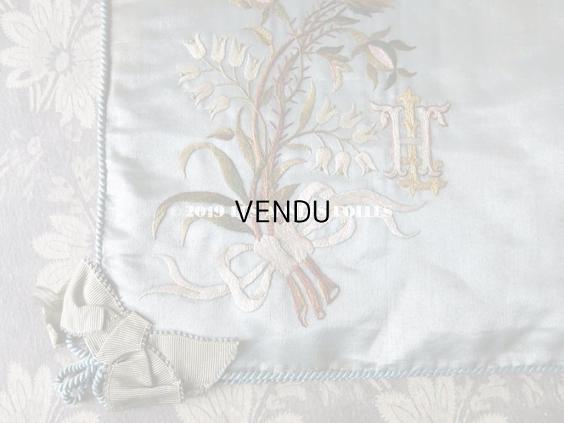 画像8: 19世紀末 アンティーク シルク製 ハンキーケース 鈴蘭&モノグラム刺繍入り スモーキーブルー ハンカチ用ポシェット