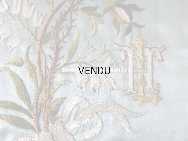 画像3: 19世紀末 アンティーク シルク製 ハンキーケース 鈴蘭&モノグラム刺繍入り スモーキーブルー ハンカチ用ポシェット