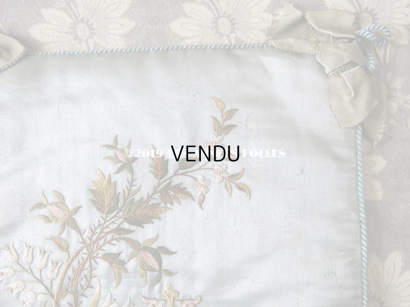 画像7: 19世紀末 アンティーク シルク製 ハンキーケース 鈴蘭&モノグラム刺繍入り スモーキーブルー ハンカチ用ポシェット