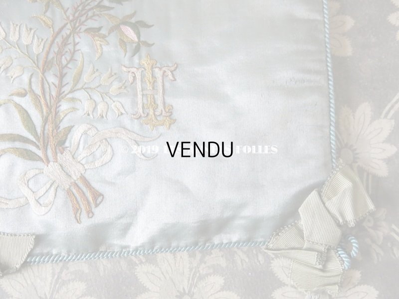 画像9: 19世紀末 アンティーク シルク製 ハンキーケース 鈴蘭&モノグラム刺繍入り スモーキーブルー ハンカチ用ポシェット