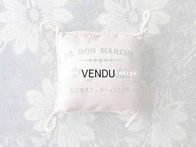 画像3: 19世紀末 アンティーク  シルク製 ボンマルシェの小さなクッション 淡いピンク   - AU BON MARCHE -