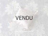 19世紀末 アンティーク  シルク製 ボンマルシェの小さなクッション 淡いピンク   - AU BON MARCHE -