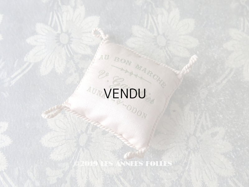 画像1: 19世紀末 アンティーク  シルク製 ボンマルシェの小さなクッション 淡いピンク   - AU BON MARCHE -