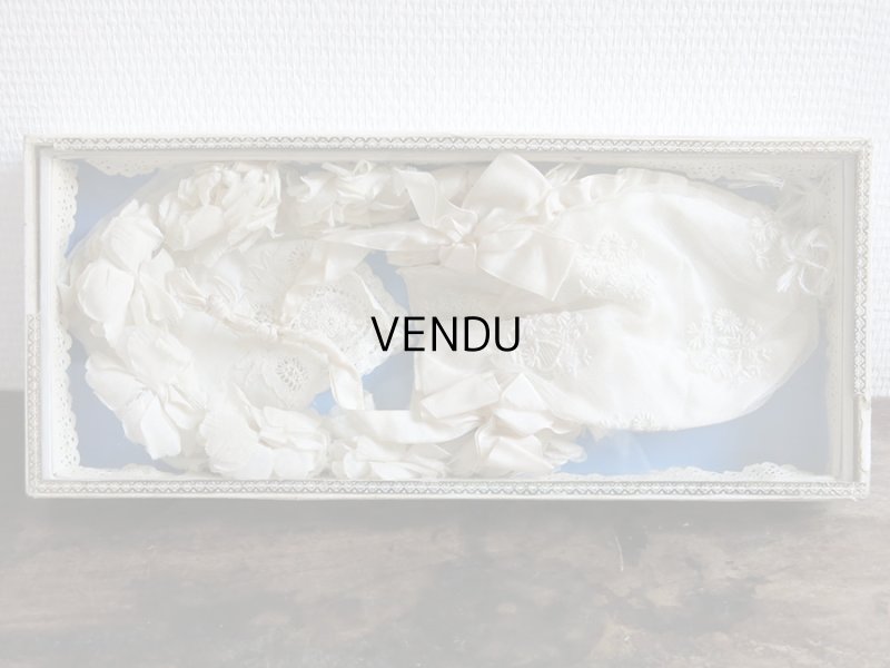 画像5: アンティーク 硝子の蓋のショーケース入り コミュニオンのヘッドリース & オモニエール & ハンカチ プレザントワール