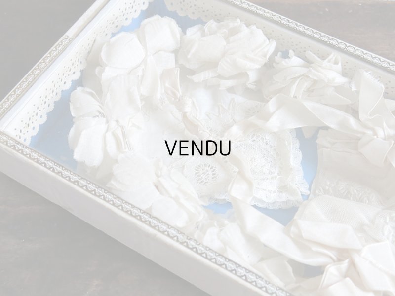 画像3: アンティーク 硝子の蓋のショーケース入り コミュニオンのヘッドリース & オモニエール & ハンカチ プレザントワール