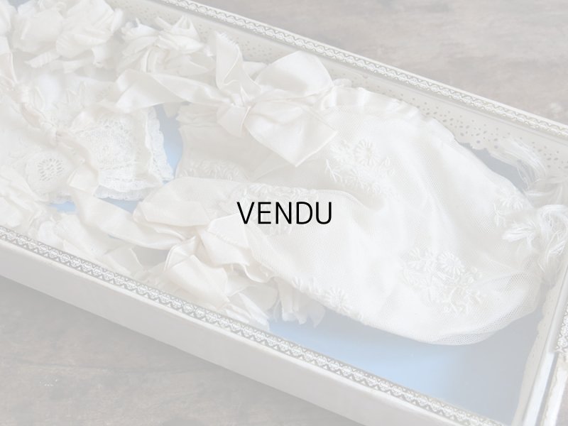 画像4: アンティーク 硝子の蓋のショーケース入り コミュニオンのヘッドリース & オモニエール & ハンカチ プレザントワール