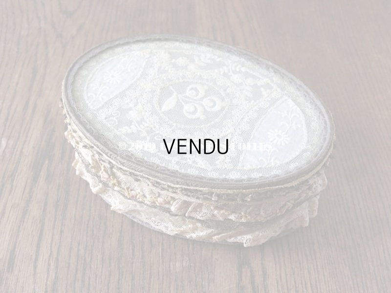 画像4: 1900年代 アンティーク 薔薇のロココトリム＆レースの装飾 ガラスの蓋の小物入れ　オールドローズ