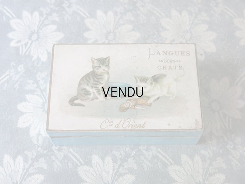画像1: アンティーク ラングドシャのお菓子箱  人形で遊ぶ子猫 LANGUES DE CHATS - Cie D'Orient LYON -