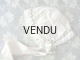 1920年代 アンティーク 少女用 ボネ ピンクのロココトリム ＆ オフホワイトの幅広リボン付