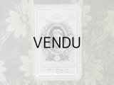 1876年 アンティーク  ホーリーカード コミュ二オンの少女 薔薇と葡萄のリース レースの透かし模様