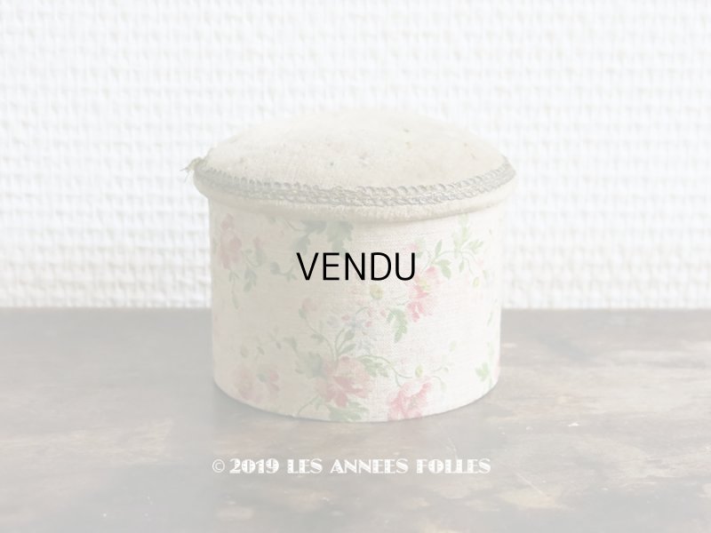 画像1: アンティーク ピンクッション型 【 マルキーズ・ ドゥ・セヴィニエ 】 のお菓子箱 - MARQUISE DE SEVIGNE PARIS -