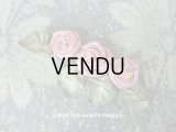 アンティーク ピンクの3点の薔薇のロココモチーフ 