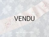 アンティーク 幅広 パウダーピンクのベルベットリボン 薔薇模様 8cm幅 110cm