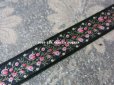 画像2: 未使用 19世紀 アンティーク シルク製 ジャガード織リボン 小さなピンクの薔薇模様 黒 (2)