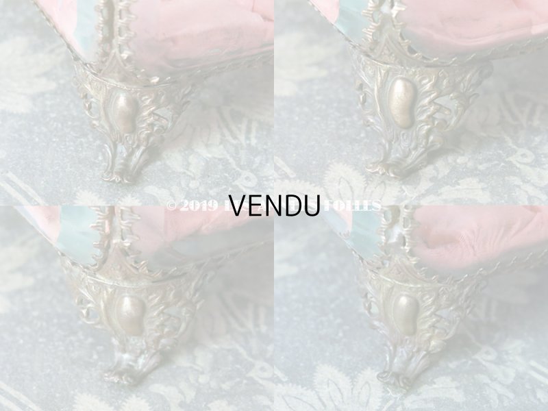 画像10: ＊蚤の市＊19世紀 アンティーク 大きなコフレ グローブ・ド・マリエ　ロカイユ装飾の脚 ピンクのシルクサテンのクッション