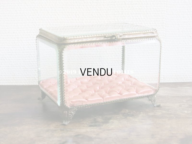 画像8: ＊蚤の市＊19世紀 アンティーク 大きなコフレ グローブ・ド・マリエ　ロカイユ装飾の脚 ピンクのシルクサテンのクッション