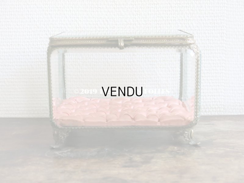 画像16: ＊蚤の市＊19世紀 アンティーク 大きなコフレ グローブ・ド・マリエ　ロカイユ装飾の脚 ピンクのシルクサテンのクッション