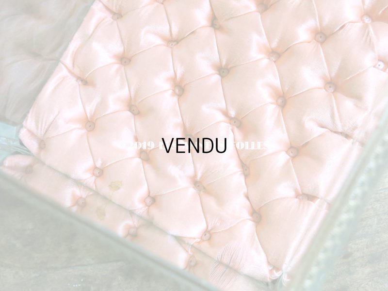 画像15: ＊蚤の市＊19世紀 アンティーク 大きなコフレ グローブ・ド・マリエ　ロカイユ装飾の脚 ピンクのシルクサテンのクッション