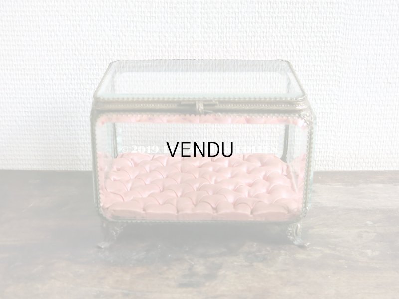 画像9: ＊蚤の市＊19世紀 アンティーク 大きなコフレ グローブ・ド・マリエ　ロカイユ装飾の脚 ピンクのシルクサテンのクッション