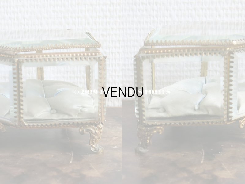 画像9: 19世紀 アンティーク 大きなジュエリーボックス 6角形 淡いブルーのクッション