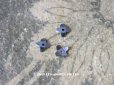 画像1: 19世紀末 アンティーク メタル製 極小 4mm 花型 立体 スパンコール 青紫 50ピースのセット  (1)