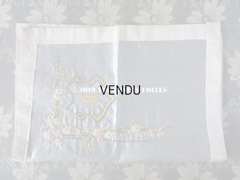 画像6: アンティーク リボン刺繍のパネル イニシャル入り シルクサテンのファブリック 