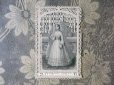 画像1: 1878年 アンティーク 初聖体のカニヴェ ホーリーカード コミュ二オンの少女 レースの透かし模様 (1)