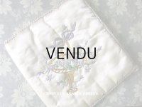 【クリスマスセール2019対象外】 アンティーク シルク製 菫の花かごの刺繍入り ハンキーケース ハンカチ用ポシェット 