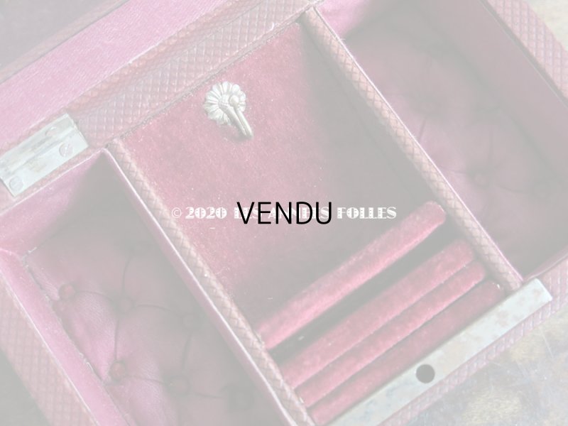 画像10: アンティーク 本革製 ジュエリーケース  ボルドー キルティングのシルク製クッション