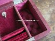 画像9: アンティーク 本革製 ジュエリーケース  ボルドー キルティングのシルク製クッション
